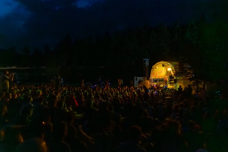 Alice Phoebe Lou am Acoustic Lakeside 2026