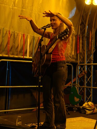 Alice Phoebe Lou am Acoustic Lakeside 2026