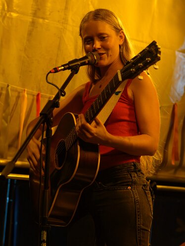 Alice Phoebe Lou am Acoustic Lakeside 2026