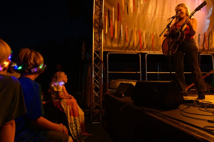 Alice Phoebe Lou am Acoustic Lakeside 2026