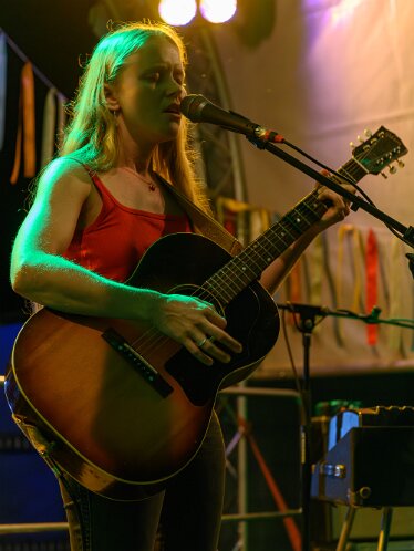 Alice Phoebe Lou am Acoustic Lakeside 2026