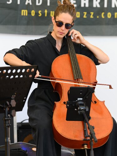 Simone Kopmajer mit Radio String Quartett