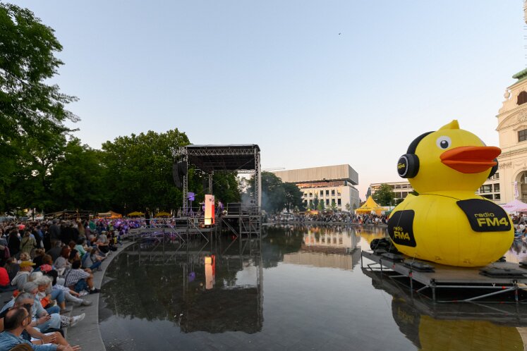 FM4 Ente Seebühne am Karlsplatz mit FM4 Ente beim popfest Wien